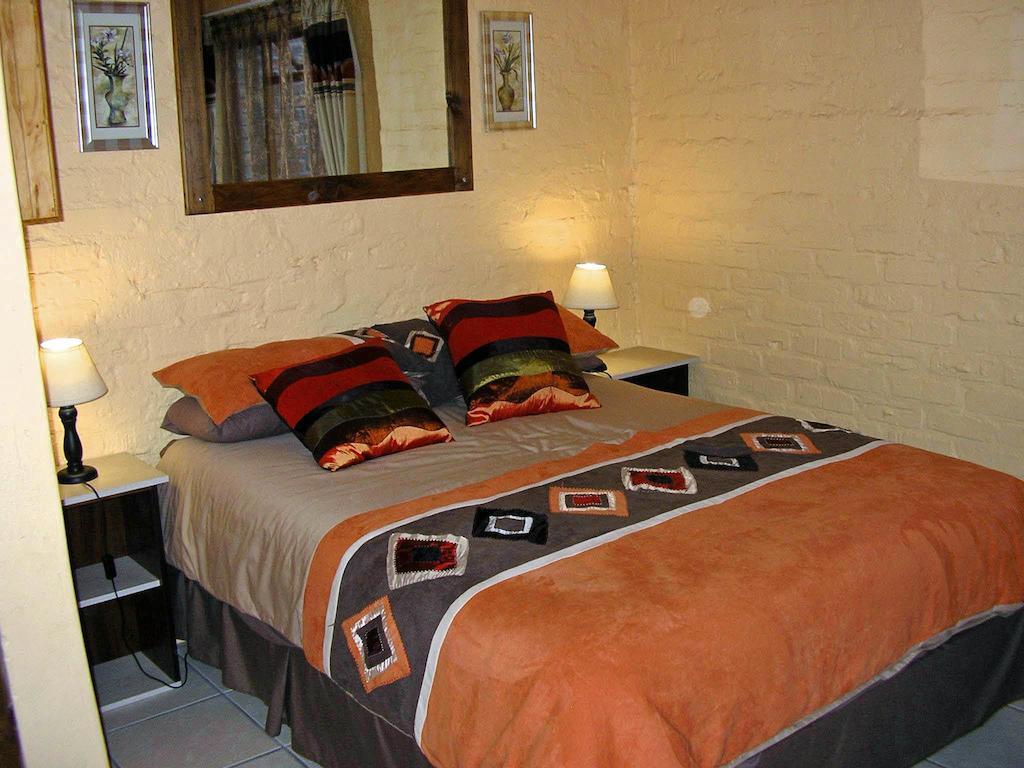 Little Lotta Cottage Caledon Room photo